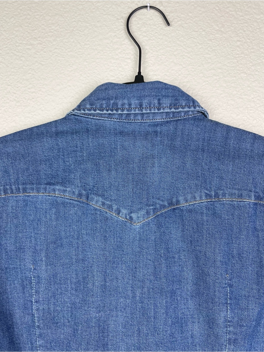 Levi's Women's XS Tailored Fit Classic Denim Western Shirt Blue Pearl Snaps Blue - Picture 10 of 16